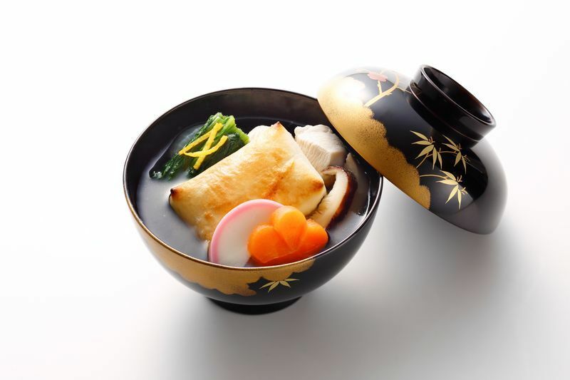 一般的に東京の雑煮はさっぱり味のすまし汁仕立てで、鶏肉やかまぼこ、にんじん、椎茸、青菜が入ることが多い