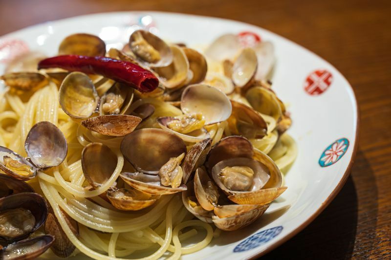 スパゲッティ・ボンゴレはペペロンチーノと同じオイルベースのソース