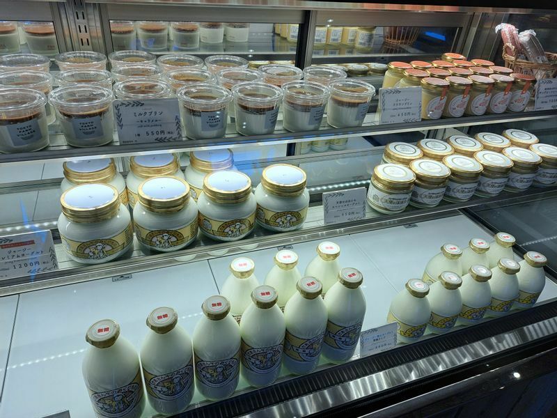 搾りたての牛乳で作ったヨーグルトやミルクプリンなど、ファームメイドの乳製品。ヨーグルトにはジャージーミルク100％のもの、多品種のブレンド牛乳で作ったもの、乳脂肪率の高い特濃タイプの３種類（筆者撮影）