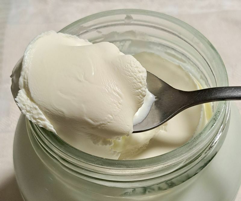 表面にクリーム層が浮かぶのが、ノンホモジナイズ牛乳で作るヨーグルトの特徴。サワークリームのようにスープに溶かし込むのもおすすめ（筆者撮影）