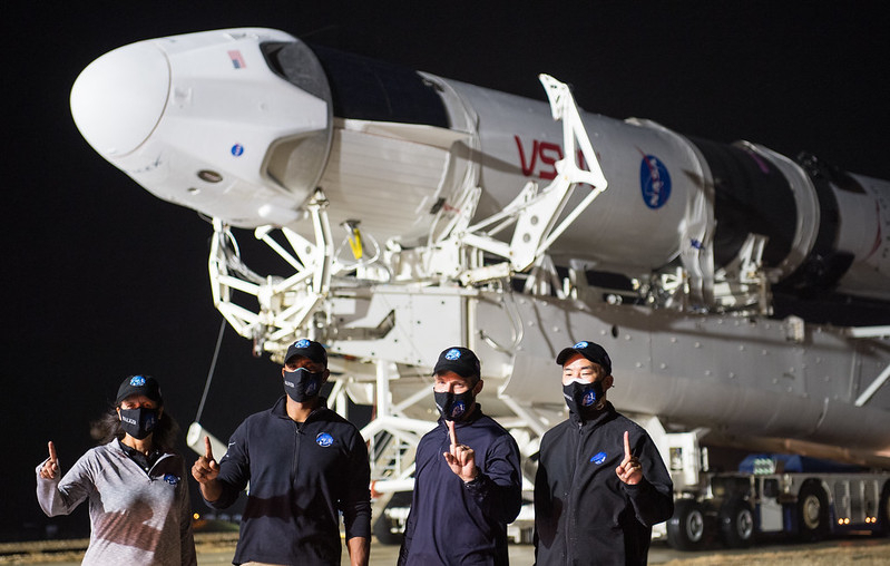 11月9日夜（現地時間）、NASAケネディ宇宙センター（KSC）の整備棟を出て発射台に移動するクルードラゴン「レジリエンス」号の前で。右端が野口飛行士。(提供：NASA/Joel Kowsky)