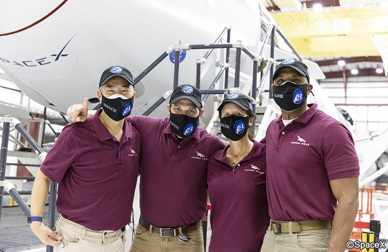 KSC整備棟内のレジリエンス号前で。Crew-1の宇宙飛行士たち。（提供：SpaceX）