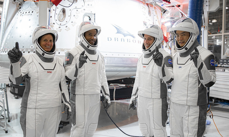 2020年9月、カリフォルニア州ホーソーンにあるスペースX社で。着脱が簡単で軽い宇宙服スターマンを着て。（提供：SpaceX）