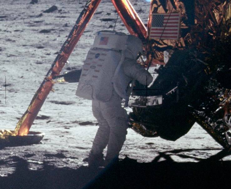 月面に降り立つ宇宙飛行士　クレジット：NASA