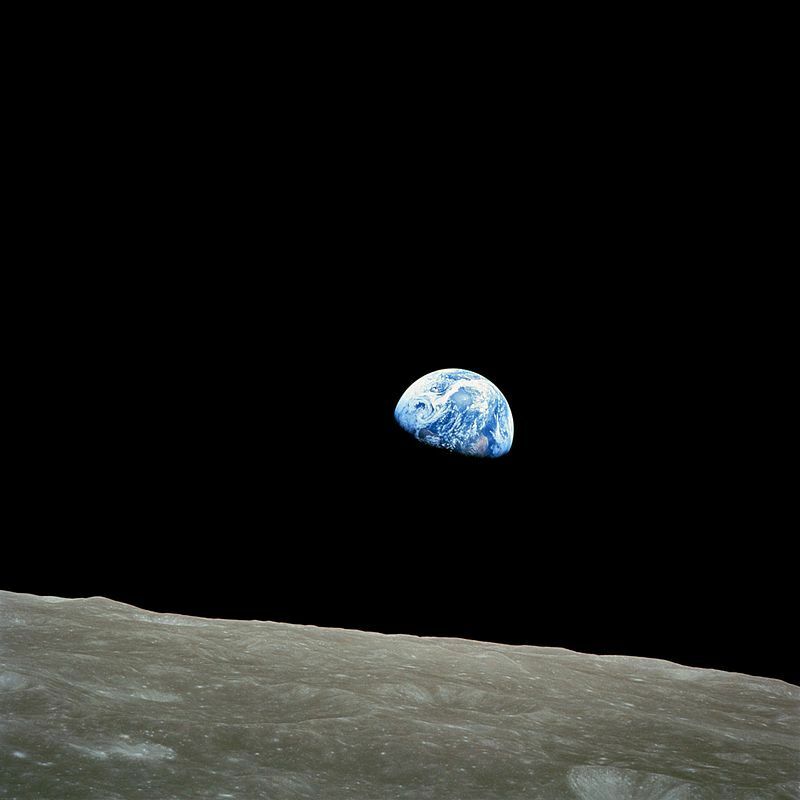 月を回る司令船から撮影された「地球」の姿。今ではそこに72億人を超える人類が。