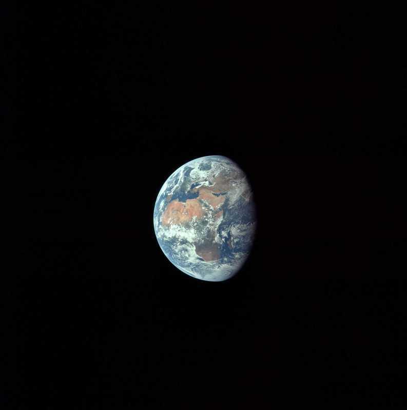 アポロ宇宙船から撮影された宇宙のオアシス「地球」　クレジット：NASA