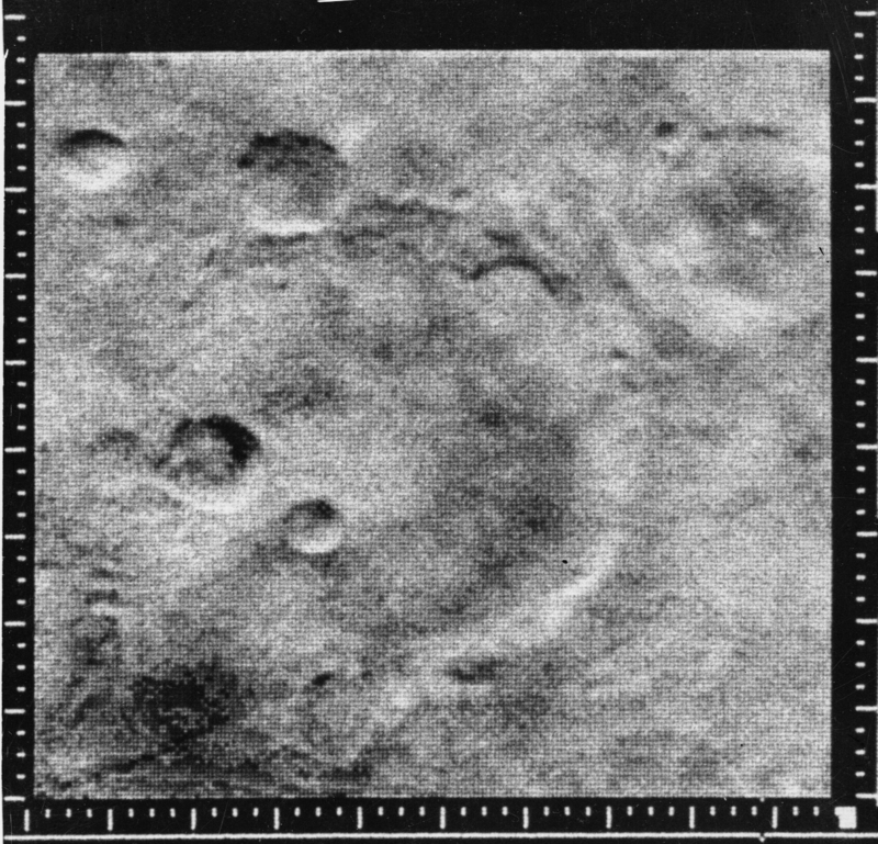 マリナー4号が撮影した火星表面（Photo of Mariner crater on Mars taken by Mariner 4）クレジット：NASA/JPL