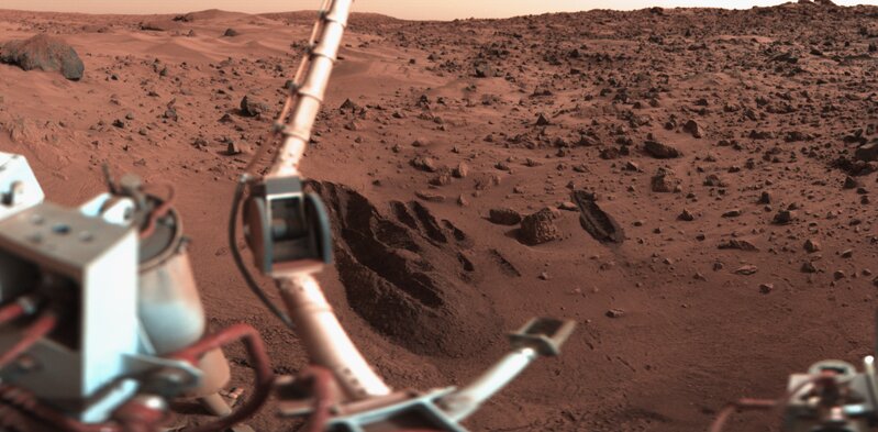 火星表面の物質を調査中のバイキング１号　（NASA Viking image archiveより）