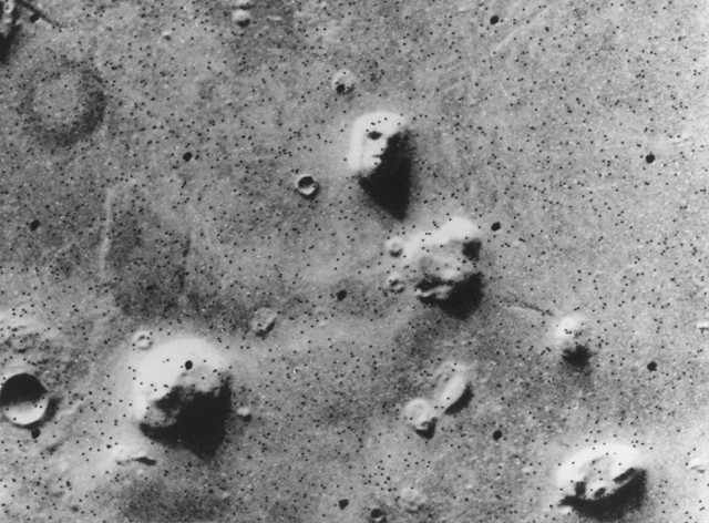 火星の人面岩　バイキング1号のオービターから撮影された画像（NASA）