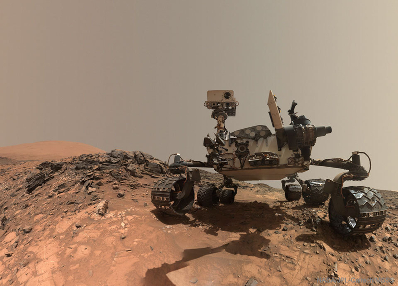 火星探査車キュリオシティのセルフィー（カメラ搭載のロボットアームを消去する処理を行っている）（NASA）