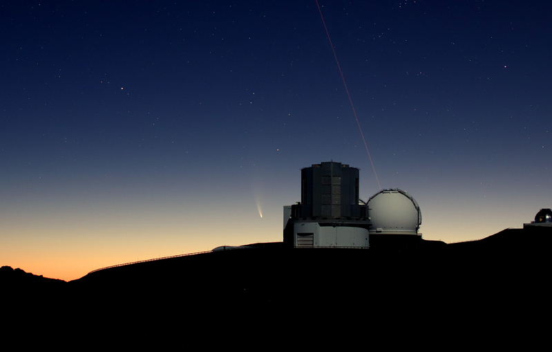すばる望遠鏡とネオワイズ彗星　7月7日 (ハワイ時間) の明け方(撮影：田中壱/クレジット：国立天文台