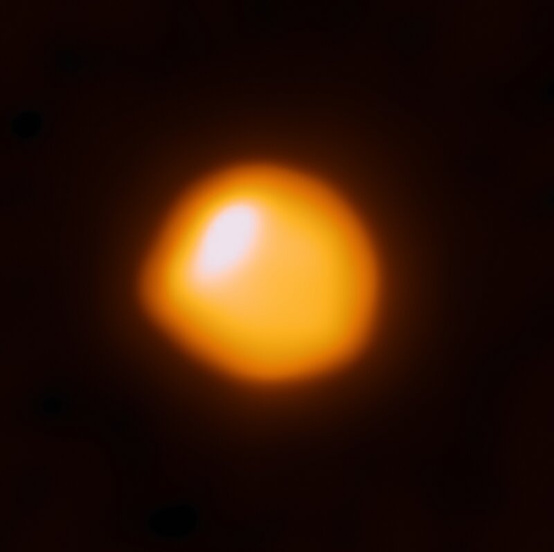アルマ望遠鏡が観測したベテルギウス　左に出っ張りがありその右上（白い部分）が温度が高くなっていることがわかる。　（提供: ALMA (ESO/NAOJ/NRAO)） 