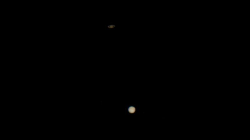 大接近した土星（上）と木星（下）　（提供：国立天文台）