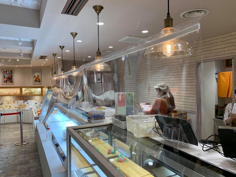 ショーケース上やレジ前にビニールシートなどで仕切りを設けた菓子店(画像提供・ACACIER)