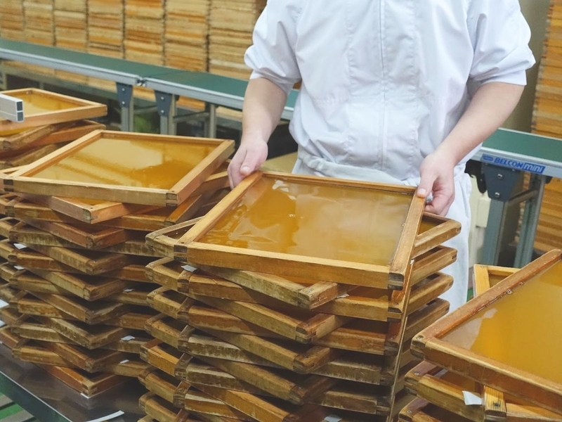 完熟梅果肉と砂糖と水飴、寒天を煮溶かし型枠に流し固める「乃し梅」伝統の製法(画像提供・乃し梅本舗 佐藤屋)