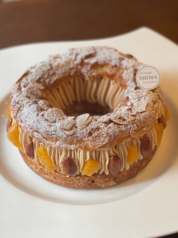 「パティシエ・シマ」(麹町)の「パリ・トーキョー」は伝統的なプラリネクリームにアプリコットを加えたアレンジ(画像提供:「フランス パティスリーウィーク2021」事務局)