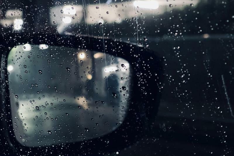 雨中の夜間運転は余計に視界が悪くなる（写真：写真AC）