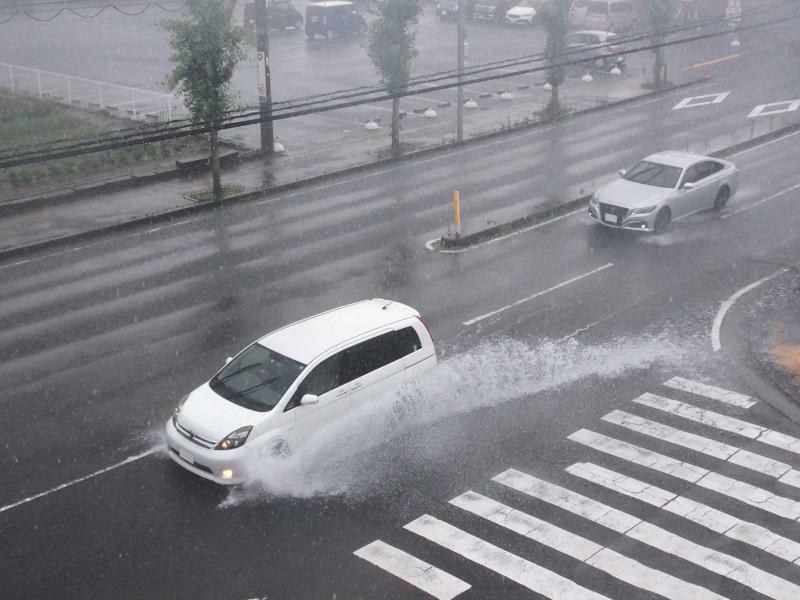 豪雨のときは、クルマの運転は可能なかぎり避けたい（写真：写真AC）