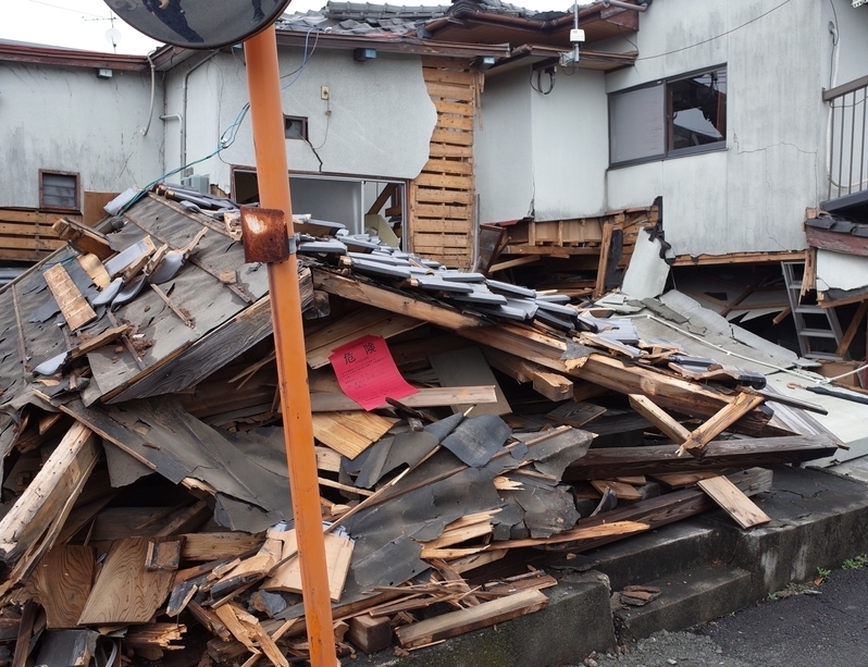 熊本地震で倒壊した建築物（筆者による現地調査で撮影）