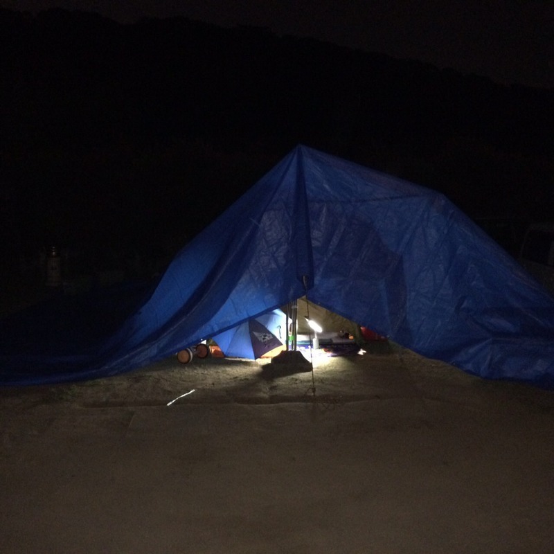 熊本市西区ではテントを張って家族９人が避難生活を続けている