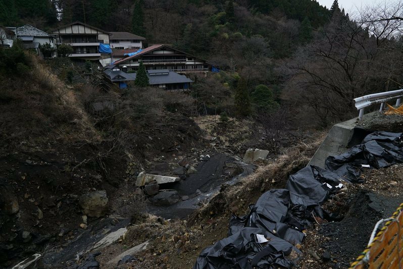 南阿蘇村温泉郷の垂玉温泉、地獄温泉は周囲の山が崩落し土石流が建物や道路を襲った
