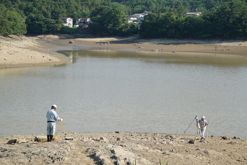 岡山市北区の冠光寺池。市職員が二次災害防止のため、ため池決壊への警戒を続けている。