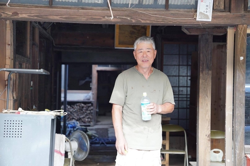 定年後、大阪と故郷である高梁市の実家とで二拠点生活を続ける男性。畑仕事も楽しみの一つだった。