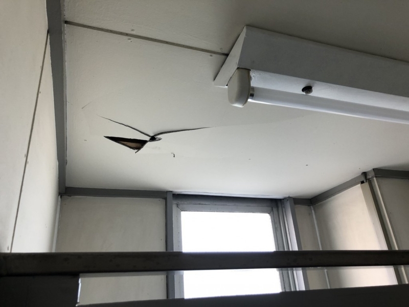  ※現在の事務所の天井。構造のゆがみにより、天井板が破損しています。提供：NPO法人あっとすくーる