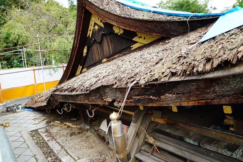 ４本の柱で支えられていた平野神社の拝殿は台風によって倒壊した　撮影：堀潤