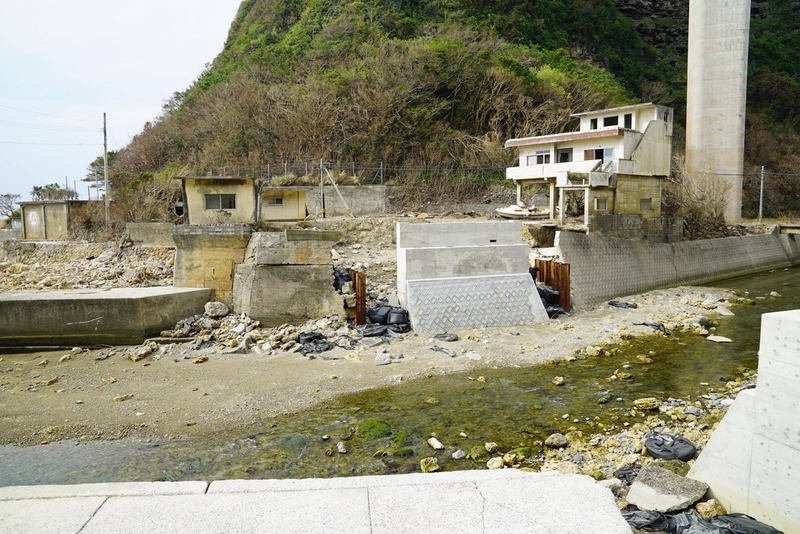 伊仙町では建物や道路への被害も深刻　撮影：堀潤