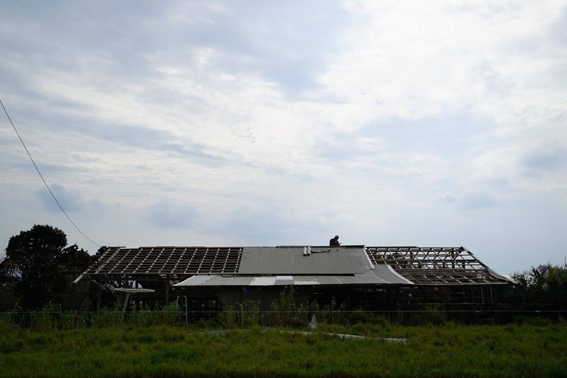 屋根が吹き飛ばされた牛舎はこの場所だけにとどまらない　撮影：堀潤