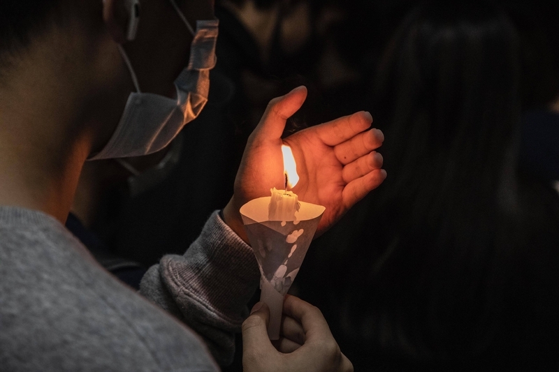 駐車場内にて、亡くなった大学生がクリスチャンだったので、キャンドルで追悼。撮影：キセキミチコ
