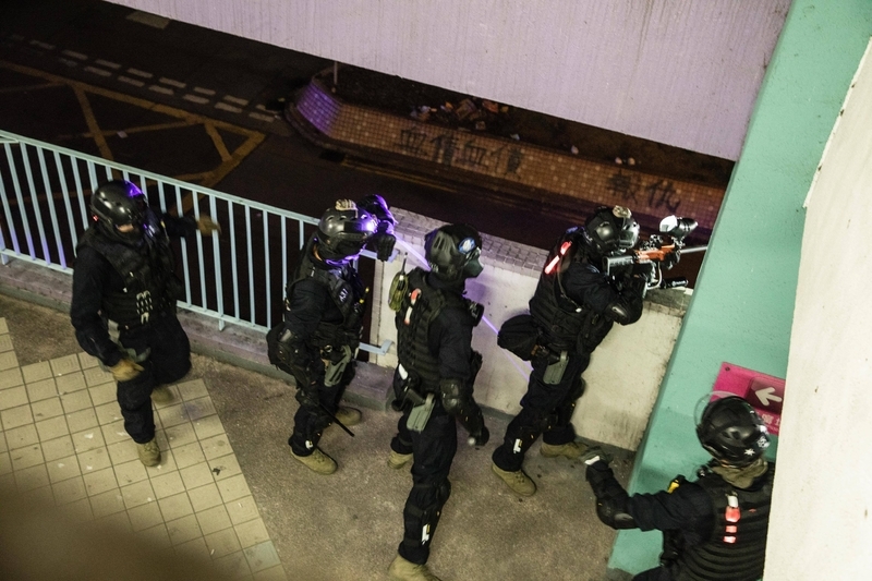 午前4時20分頃　駐車場3階からデモ隊、一般市民のいる地上へ向けて、胡椒弾を発砲。撮影：キセキミチコ