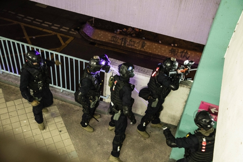 午前4時20分頃 駐車場3階からデモ隊、一般市民のいる地上へ向けて、胡椒弾を発砲。撮影:キセキミチコ