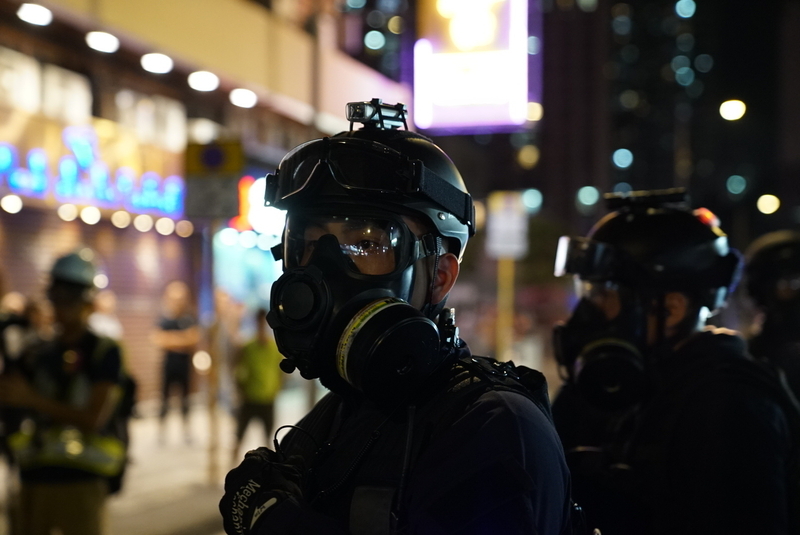 防毒マスク姿の警察官たち、覆面の向こう側を知りたい　撮影：堀潤