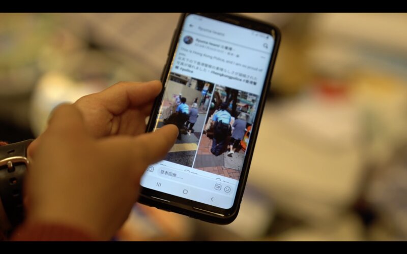 2018年に撮影されたヤウさんの警察官姿　日本人カメラマンのFacebookを嬉しそうに見せてくれた　撮影：堀潤