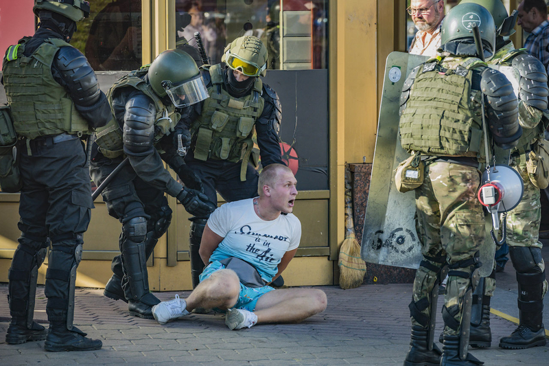 ベラルーシ治安当局に拘束される市民　写真：GettyImages