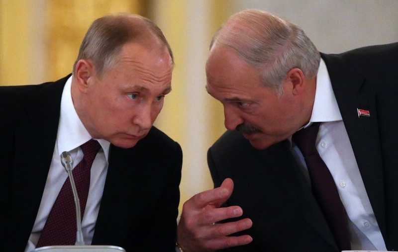 左はロシア・プーチン大統領、右がベラルーシ・ルカシェンコ大統領。プーチン氏はデモ拡大を受けてルカシェンコ政権への支援を表明　写真：GettyImages