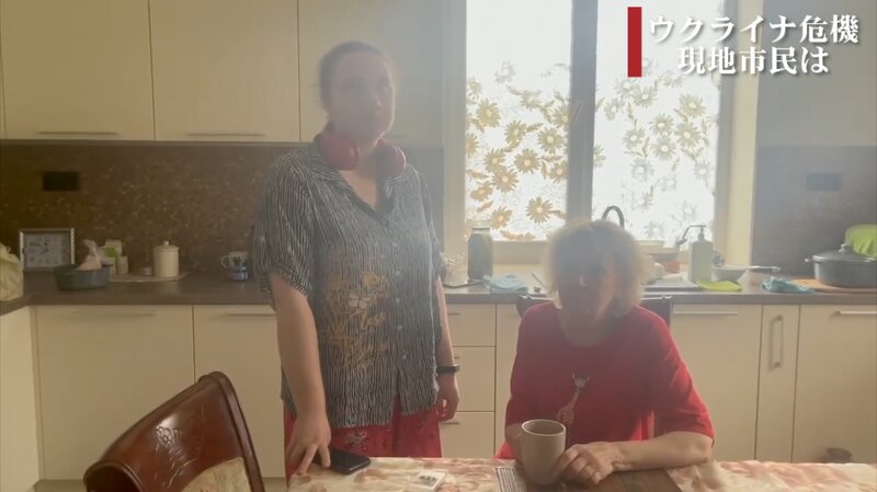 キエフ市郊外の民家　母と娘が不安な様子で大統領の演説を聞いていた　撮影：Kaoru Ng
