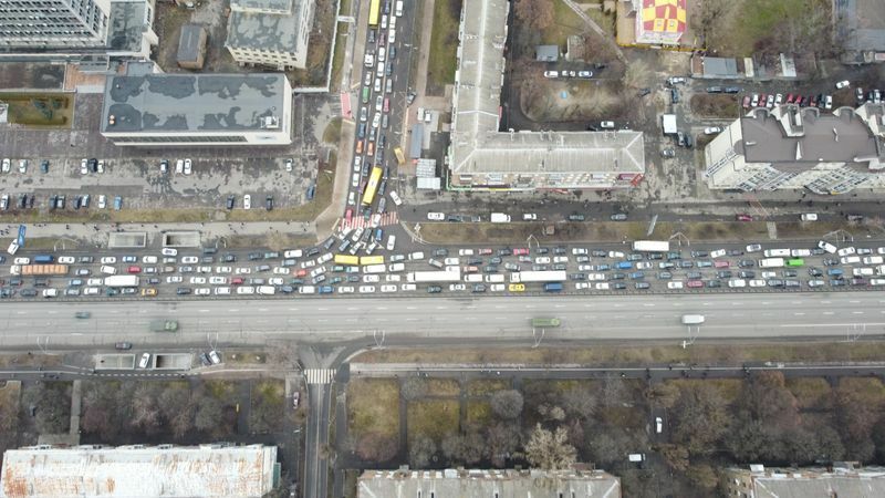 Kaoru氏がドローンで撮影。24日午後のキエフ市内。避難する車で大渋滞。
