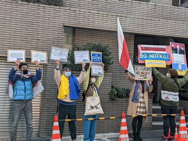 1日、都内のベラルーシ大使館前で抗議の声を上げたベラルーシ人など　ターシャさん提供