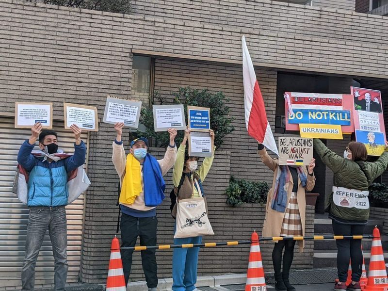 1日、都内のベラルーシ大使館前で抗議の声を上げたベラルーシ人など ターシャさん提供