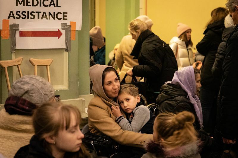 9日、ウクライナ国境に向かう途中ポーランド国内の駅舎内で　避難民はまだ増える見込み　撮影Alex Chan Tsz Yuk