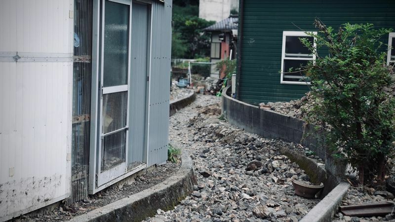 土砂が住宅を襲い、多数の住宅が床上浸水の被害に見舞われていた　撮影：堀潤