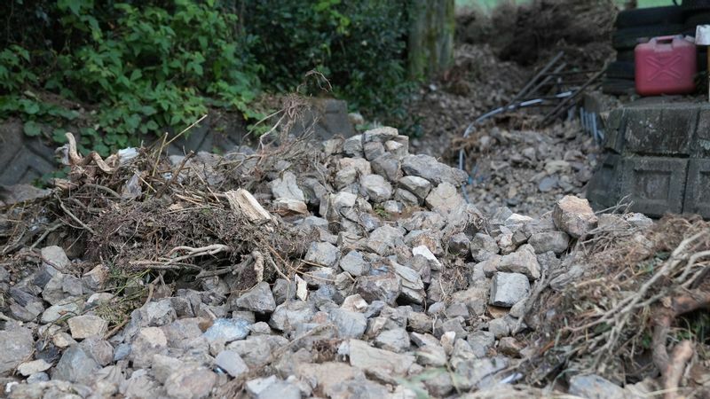 大きない石や流木も目立った。水路を完全に堰き止めるように土砂が覆っていた　撮影：堀潤