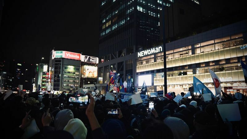 新宿駅南口の道路は抗議集会参加者で埋め尽くされていた　撮影：堀潤