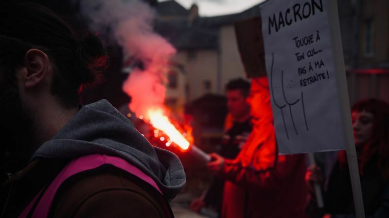 今月23日にフランスメッス市で開かれたデモ　マクロン大統領への厳しい声がプラカードに　撮影:堀 潤