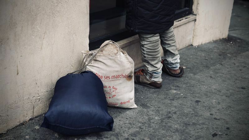 パリ東駅周辺では若いホームレスの姿も珍しくない　撮影:堀潤 (Paris）