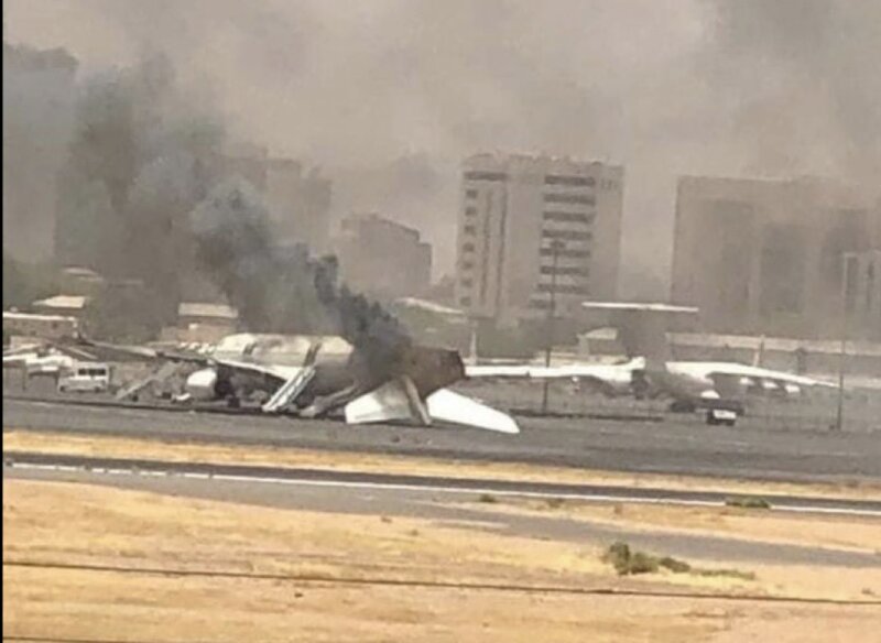 15日撮影、首都ハルツームの国際空港　RSFによる攻撃を受け旅客機が炎上している　Twitterより