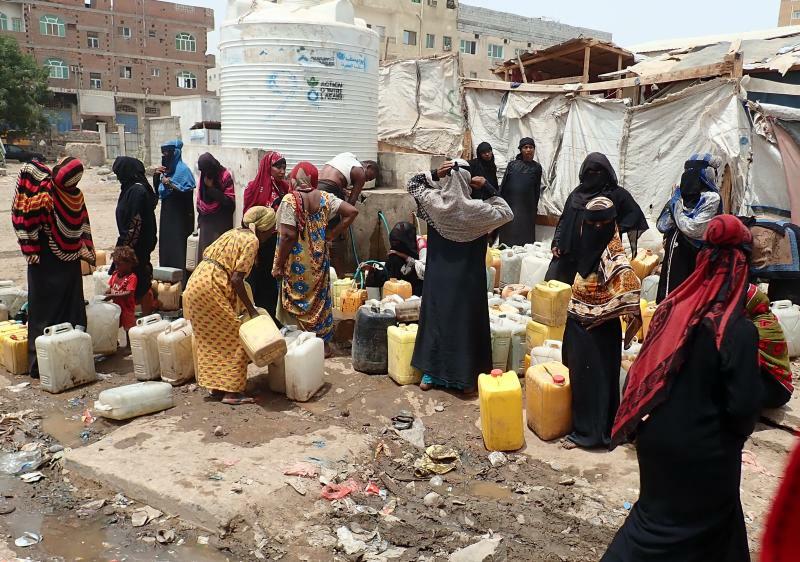 イエメンのでキャンプ　給水に並ぶ女性たち　　撮影：JVC